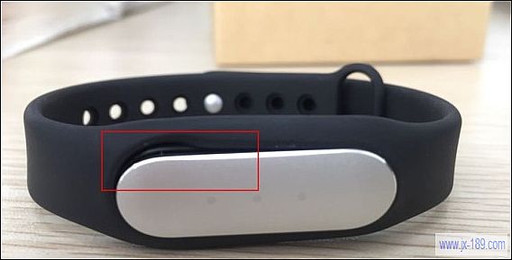 小米手環主體周圍的腕帶有皺褶